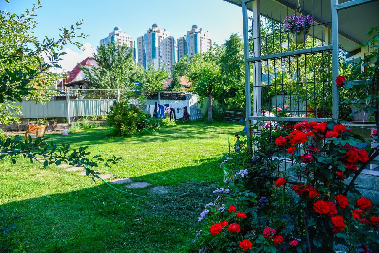 "European" Backpackers Hostel In Алмати Екстер'єр фото