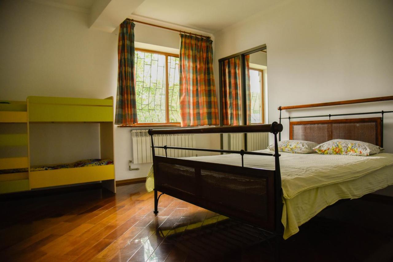 "European" Backpackers Hostel In Алмати Екстер'єр фото